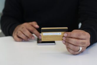 découvrez tout ce qu'il faut savoir sur les fractures de la main : causes, symptômes, traitements et conseils de prévention pour favoriser une guérison rapide.