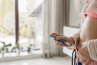 découvrez les maladies auto-immunes : des affections où le système immunitaire attaque erronément les cellules saines. informez-vous sur les symptômes, les causes, et les traitements disponibles pour gérer ces maladies chroniques.