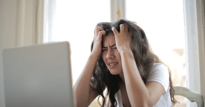 découvrez les céphalées secondaires : causes, symptômes et traitements. informez-vous sur les différents types de maux de tête secondaires qui peuvent résulter d'autres pathologies et apprenez à les reconnaître pour mieux les gérer.