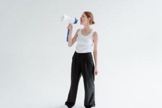 découvrez comment la communication assertive peut transformer vos interactions personnelles et professionnelles. apprenez à exprimer vos besoins et opinions de manière claire et respectueuse, tout en renforçant vos relations.