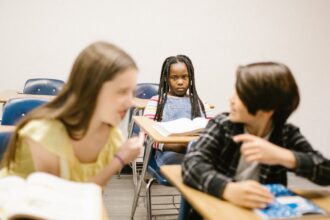 découvrez l'importance des relations interpersonnelles dans notre vie quotidienne. apprenez comment améliorer vos compétences en communication, renforcer vos liens avec les autres et favoriser des interactions positives pour un bien-être émotionnel optimal.