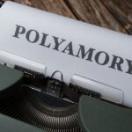 découvrez le concept des relations ouvertes : un mode de vie alternatif qui privilégie la communication, la confiance et la liberté amoureuse. explorez les avantages et les défis de ces relations non exclusives, ainsi que des conseils pour naviguer dans ce type de dynamique amoureuse.