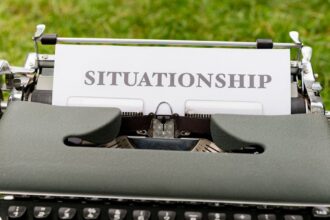 découvrez les relations ouvertes : une approche moderne de l'amour et des relations, permettant l'exploration de l'intimité et de la connexion avec plusieurs partenaires. apprenez les principes de la communication, les avantages et les défis pour naviguer sereinement dans ce type de relation.