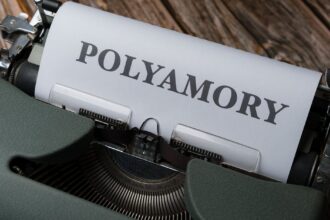 découvrez le polyamour, une approche relationnelle ouverte qui permet d'engager des liens affectifs et amoureux avec plusieurs partenaires simultanément. explorez les concepts, les avantages et les défis du polyamour pour enrichir vos relations et favoriser la communication.