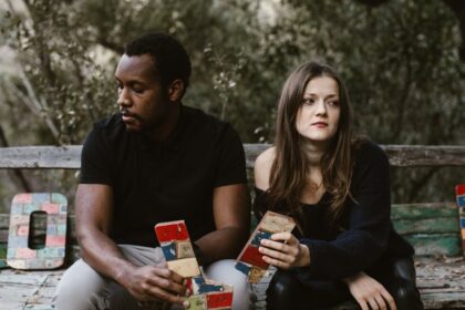 découvrez les signes révélateurs d'une relation toxique. apprenez à identifier les comportements nuisibles et à protéger votre bien-être émotionnel. ne laissez pas une dynamique destructrice nuire à votre bonheur.