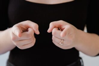 découvrez les signes révélateurs d'une relation abusive. identifiez les comportements toxiques et apprenez à reconnaître les dynamiques néfastes pour préserver votre bien-être émotionnel.