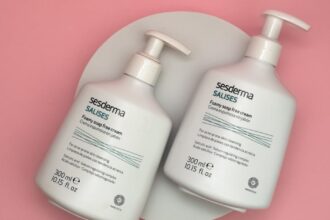 découvrez tout ce que vous devez savoir sur l'hyperpigmentation : causes, types, traitements et conseils pour atténuer les taches sombres sur votre peau et retrouver un teint uniforme.