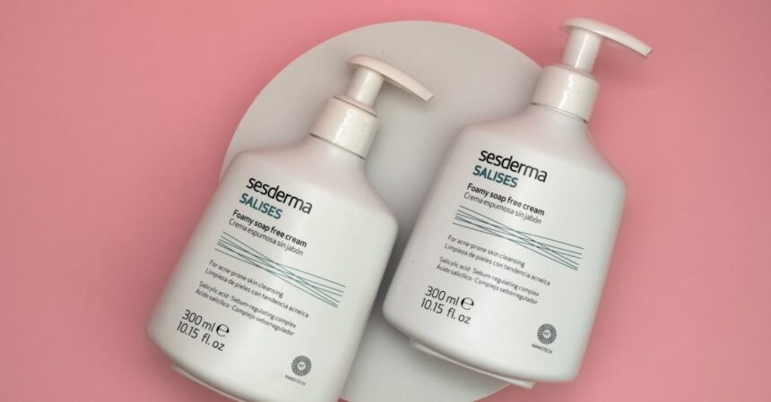 découvrez tout ce que vous devez savoir sur l'hyperpigmentation : causes, types, traitements et conseils pour atténuer les taches sombres sur votre peau et retrouver un teint uniforme.