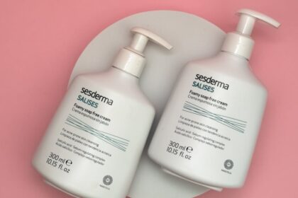découvrez tout ce que vous devez savoir sur l'hyperpigmentation : causes, types, traitements et conseils pour retrouver un teint uniforme. apprenez à prévenir et à atténuer les taches brunes pour une peau éclatante et en bonne santé.