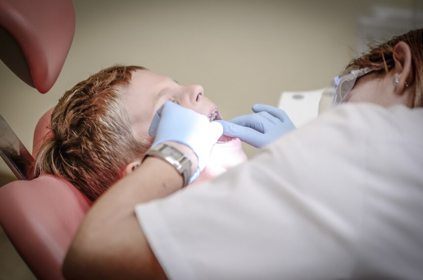 découvrez l'importance de la santé dentaire pour un sourire éclatant et un bien-être global. apprenez des conseils pratiques pour maintenir une bonne hygiène bucco-dentaire et prévenir les problèmes dentaires courants.