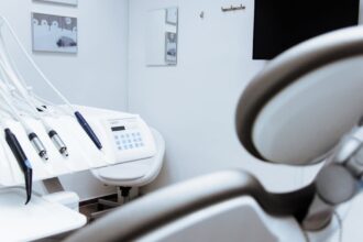découvrez les causes, symptômes et traitements de l'inflammation des nerfs dentaires. apprenez comment soulager la douleur et maintenir une bonne santé bucco-dentaire.