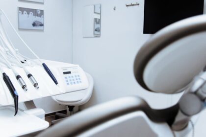 découvrez les causes, symptômes et traitements de l'inflammation des nerfs dentaires. apprenez comment soulager la douleur et maintenir une bonne santé bucco-dentaire.