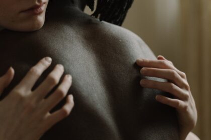 découvrez le concept d'intimité émotionnelle, essentiel pour construire des relations profondes et authentiques. apprenez à partager vos sentiments, à développer la confiance et à renforcer vos liens affectifs avec vos proches.