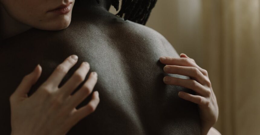 découvrez le concept d'intimité émotionnelle, essentiel pour construire des relations profondes et authentiques. apprenez à partager vos sentiments, à développer la confiance et à renforcer vos liens affectifs avec vos proches.