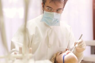 découvrez comment le port d'appareils dentaires peut améliorer votre santé bucco-dentaire. explorez les différents types de dispositifs, leurs avantages, et des conseils d'entretien pour un sourire éclatant.