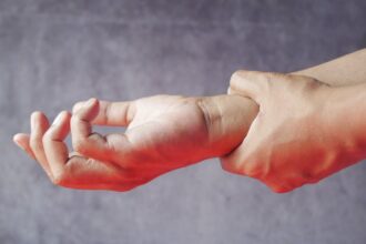 découvrez comment la compression nerveuse peut affecter votre santé. apprenez les causes, symptômes et traitements associés à cette condition afin d'améliorer votre bien-être et de soulager votre douleur.