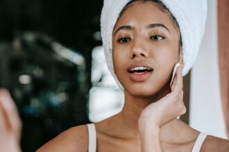 découvrez les secrets d'une peau éclatante et en pleine santé. notre guide vous dévoile des astuces sur les soins, l'alimentation et les routines beauté pour obtenir un teint lumineux et radieux.