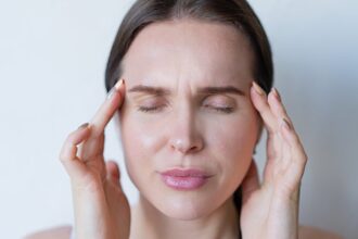 découvrez des solutions efficaces pour soulager vos dents sensibles. apprenez des conseils pratiques et des traitements adaptés pour atténuer la douleur et retrouver le plaisir de manger et de boire sans inconfort.