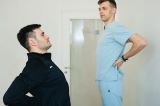 découvrez des techniques efficaces pour améliorer votre posture et réduire les douleurs liées à une mauvaise posture. apprenez des exercices simples et des conseils pratiques pour adopter une posture saine au quotidien.
