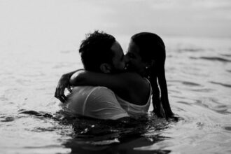 découvrez les diverses facettes de l'intimité, un lien profond et significatif entre les individus. explorez comment la connexion émotionnelle et la proximité physique renforcent les relations personnelles, et apprenez des astuces pour cultiver cette intimité essentielle dans votre vie.