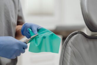 découvrez les causes et les solutions pour une couronne dentaire infectée. informez-vous sur les symptômes, traitements et conseils pour maintenir une bonne santé bucco-dentaire.