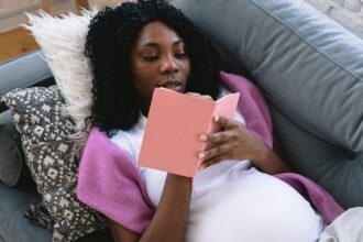 découvrez le confort ultime avec notre oreiller de grossesse, conçu pour soutenir le corps et améliorer la qualité du sommeil des futures mamans. profitez d'une nuit paisible et d'une relaxation parfaite pendant cette belle période de votre vie.