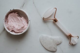 découvrez notre crème anti-brillance, spécialement formulée pour contrôler l'excès de sébum et matifier votre peau tout au long de la journée. profitez d'un teint frais et éclatant, sans brillance indésirable, tout en nourrissant et protégeant votre épiderme.