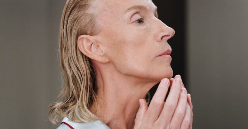 découvrez notre crème anti-imperfections, spécialement formulée pour réduire l'apparence des boutons et des imperfections tout en apaisant et en hydratant votre peau. adoptez une peau nette et éclatante grâce à notre solution efficace pour un teint uniforme.