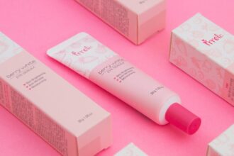 découvrez notre crème anti-taches, formulée pour réduire visiblement les imperfections de la peau et uniformiser votre teint. sa texture légère pénètre rapidement, offrant hydratation et protection tout au long de la journée. idéale pour tous les types de peau.