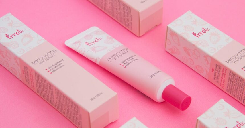 découvrez notre crème anti-taches, formulée pour réduire visiblement les imperfections de la peau et uniformiser votre teint. sa texture légère pénètre rapidement, offrant hydratation et protection tout au long de la journée. idéale pour tous les types de peau.