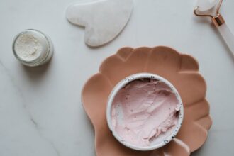 découvrez notre crème apaisante, spécialement formulée pour hydrater et calmer les peaux sensibles. offrez à votre peau une douceur inégalée et un confort durable avec notre formule riche en ingrédients naturels.