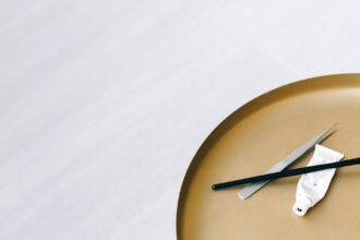 découvrez notre crème pour les yeux, spécialement formulée pour réduire les cernes et les poches, tout en hydratant et raffermissant la peau délicate du contour des yeux. offrez à votre regard un éclat revitalisant!