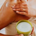 découvrez notre crème de jour hydratante qui nourrit votre peau en profondeur tout au long de la journée. formulée avec des ingrédients naturels, elle offre une protection contre les agressions extérieures et laisse votre teint lumineux et revitalisé.