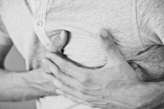 découvrez les symptômes, les causes et les traitements des crises cardiaques. informez-vous sur les mesures préventives pour protéger votre santé cardiovasculaire et réduire les risques de maladies cardiaques.