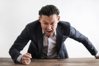 découvrez la définition des crises, leurs impacts sur la société, l'économie et la psychologie humaine. analysez les différents types de crises, leurs causes et les moyens d'y faire face pour mieux comprendre ces phénomènes complexes.