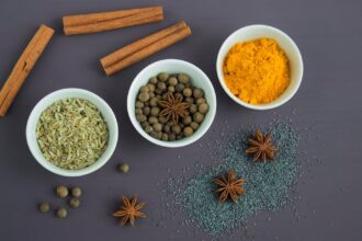 découvrez les incroyables bienfaits du curcuma, un super-aliment aux propriétés anti-inflammatoires et antioxydantes. apprenez comment l'intégrer facilement dans votre alimentation pour améliorer votre santé et votre bien-être.