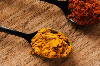 découvrez les bienfaits du curcuma, une épice aux propriétés antioxydantes et anti-inflammatoires. apprenez comment l'incorporer dans votre alimentation pour améliorer votre santé.