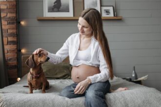 découvrez les différentes étapes de la gestation, une période fascinante qui englobe le développement embryonnaire et fœtal chez les mammifères. informez-vous sur les enjeux de la santé maternelle et les conséquences sur l'environnement.