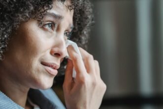 découvrez le pouvoir émotionnel du mot 'tear' et explorez les multiples facettes de ce terme à travers la poésie, la musique et l'art. une plongée profonde dans l'expression des sentiments et des larmes.