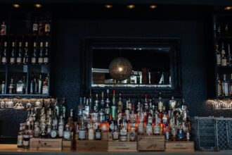 découvrez l'univers fascinant du rhum : ses origines, ses diverses variétés, et les secrets de sa distillation. explorez les meilleures marques et les cocktails incontournables à base de rhum.