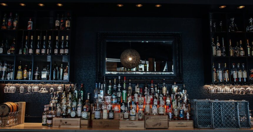 découvrez l'univers fascinant du rhum : ses origines, ses diverses variétés, et les secrets de sa distillation. explorez les meilleures marques et les cocktails incontournables à base de rhum.
