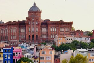 découvrez l'univers riche et passionnant du rhum, une boisson emblématique des caraïbes. plongez dans l'histoire, les différentes variétés et techniques de fabrication, ainsi que des conseils pour savourer cette délicieuse spiritueux. que vous soyez novice ou amateur éclairé, trouvez ici toutes les informations pour apprécier pleinement le rhum.