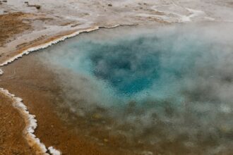 découvrez les incroyables sources chaudes islandaises, véritable havre de paix en pleine nature. plongez dans des eaux thermales naturelles, entourées de paysages à couper le souffle, et vivez une expérience relaxante unique en islande.