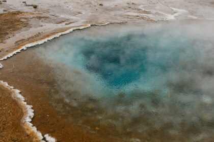 découvrez les incroyables sources chaudes islandaises, véritable havre de paix en pleine nature. plongez dans des eaux thermales naturelles, entourées de paysages à couper le souffle, et vivez une expérience relaxante unique en islande.