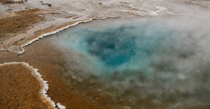 découvrez les incroyables sources chaudes islandaises, véritable havre de paix en pleine nature. plongez dans des eaux thermales naturelles, entourées de paysages à couper le souffle, et vivez une expérience relaxante unique en islande.