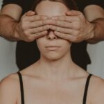découvrez les nuances de la dépendance émotionnelle, ses causes, ses effets sur les relations et comment la surmonter pour retrouver un équilibre personnel et affectif.