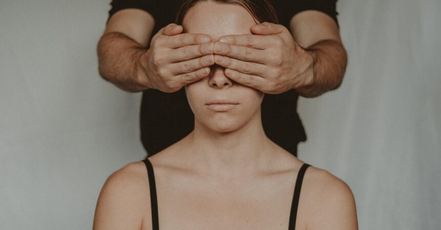 découvrez les nuances de la dépendance émotionnelle, ses causes, ses effets sur les relations et comment la surmonter pour retrouver un équilibre personnel et affectif.