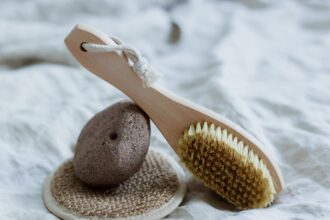 découvrez les bienfaits de la dermabrasion, une technique esthétique visant à rajeunir la peau en éliminant les cellules mortes. idéale pour atténuer les cicatrices, ridules et irrégularités cutanées, cette méthode promet une peau lisse et éclatante. apprenez-en plus sur le procédé, les soins post-traitement et les résultats attendus.