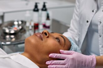 découvrez l'univers de la dermatologie esthétique, où science et beauté se rencontrent pour sublimer votre peau. nos experts vous accompagnent dans votre quête d'un teint éclatant et d'une peau rajeunie grâce à des traitements innovants et personnalisés.