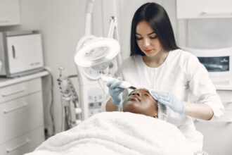 découvrez les dernières avancées en dermatologie laser, une méthode efficace pour traiter divers problèmes de peau tels que les taches, ridules et cicatrices. profitez de soins personnalisés avec des technologies de pointe pour un teint éclatant et en santé.